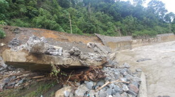 Longsor Tutupi Jalan Samar Kilang TPT Kampung Tembolon Ambruk