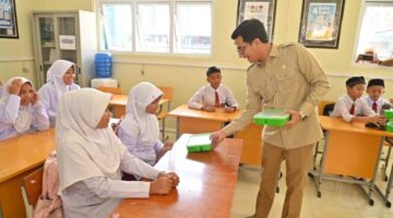 Ketua DPRK Banda Aceh Tinjau Program Makan Bergizi Gratis, Dorong Peningkatan Gizi Anak Sekolah