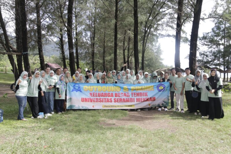 Foto bersama Keluarga Besar TENDIK Universitas Serambi Mekkah (dok Humas USM)