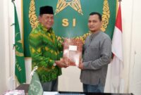 Dr. H. Nasir Ibrahim, SE., M.Si., menyerahkan dokumen Beasiswa kepada Dekan FTP USM Fadlan Hidayat, S.TP., MT. (Ist) 