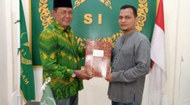 Dr. H. Nasir Ibrahim, SE., M.Si., menyerahkan dokumen Beasiswa kepada Dekan FTP USM Fadlan Hidayat, S.TP., MT. (Ist) 