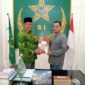 Dr. H. Nasir Ibrahim, SE., M.Si., menyerahkan dokumen Beasiswa kepada Dekan FTP USM Fadlan Hidayat, S.TP., MT. (Ist) 