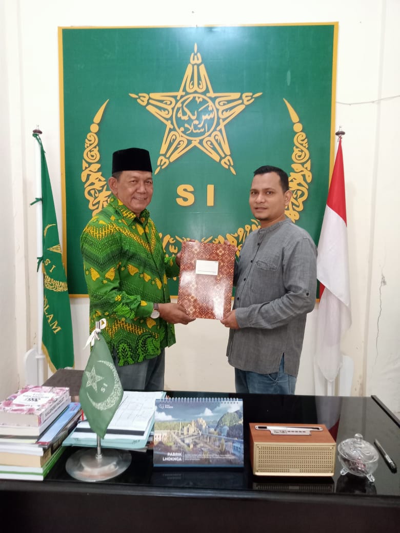 Dr. H. Nasir Ibrahim, SE., M.Si., menyerahkan dokumen Beasiswa kepada Dekan FTP USM Fadlan Hidayat, S.TP., MT. (Ist) 