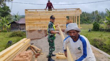 Sinergi TNI Bersama Rakyat, Babinsa Bantu Bangun Rumah Warga