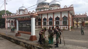 Kodim 0113/ Gayo Lues Sambut Bulan Suci Ramadhan Dengan Kerja Bakti Pembersihan Mesjid