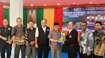 Rektor USM Dr. Teuku Abdurahman, SH, Sp.N., menyerahkan cinderamata kepada Presiden Mubarak Malaysia Tan Sri Dato Sri Dr. Abdul Aziz Bin Abdul Rahman (dok Humas USM)