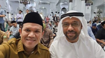 Setelah Kunjungan Kerja,  Duta UEA Solat Bersama Dengan Wagub Aceh di Masjid Raya