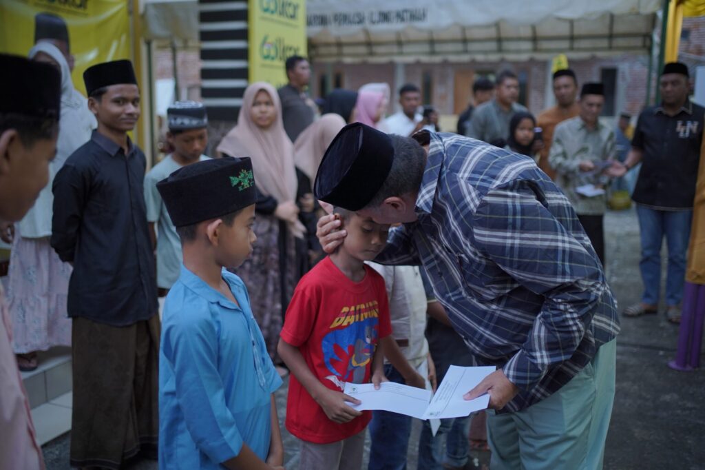 Bupati Nagan Raya, DR. TR. Keumangan, S.H., M.H. Menyantuni Anak Yatim Dan Menciumi Dikening Tanda Rasa Cinta Terhadap Anak Yatim.