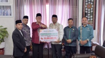 Bupati Tagore Abubakar Secara Simbolis Terima Zakat Karyawan BAS Cabang Bener Meriah.