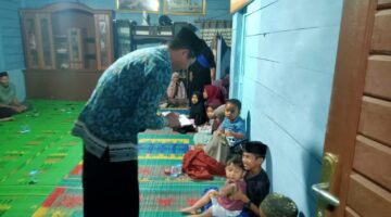 Berkah Ramadhan Kepala Desa Kampung Bener Digul, Manap Santuni Anak Yatim