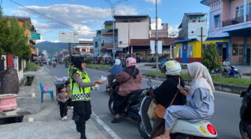 Personel Polwan Polres Gayo Lues Gelar Bagi Takjil Kepada Pengguna Jalan Yang Tertib Berlalu Lintas