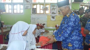 Wabup Ir. Armia Bagikan Makanan Program MBG Untuk Murid SDN 2 Puja Mulia