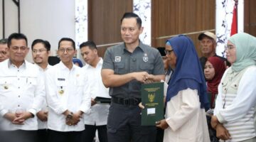 Kakanwil BPN Kepri Nurus Sholichin Dampingi Menko AHY, Menteri Iftitah Sulaiman dan Wamen Ossy Dermawan Dalam Penyerahan Sertipikat HM di Rempang Batam