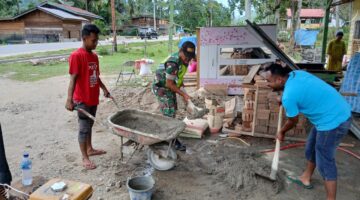 Babinsa Koramil 10/Pantan Cuaca Bantu Warga Membangun rumah di desa Binaan