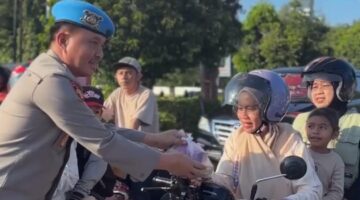 Propam Polda Aceh Bagikan Takjil untuk Pemulung dan Pengendara, Wujud Kepedulian di Bulan Ramadhan