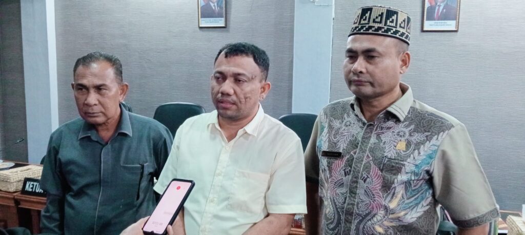 Wakil Ketua II DPRK DR.Said Syahrul Rahmad yang di dampingi Ketua Komisi II Zulkarnaen. Dan Ketua Komisi III Junit Arianto