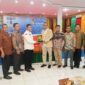 Penyerahan cinderamata dari Universitas Serambi Mekkah kepada Pemerintah Kota Banda Aceh (dok Humas USM)