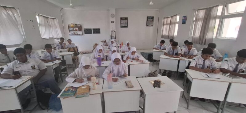 Ilustrasi, Penggunaan Smartphone di Kelas (foto: SMAN 1 Banda Aceh)