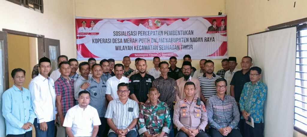 Puluhan Kades Se Kecamatan Seunagan Timur Kabupaten Nagan Raya Gelar Photo Bersama Muspika Setelah Kegiatan Sosialisasi Koperasi Merah Putih