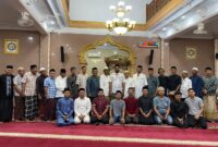 Foto bersama Keuchik Gampong Garot Teddy Helvan, SE bersama Pengurus BKM Masjid Babul Jannah (dok Ist)