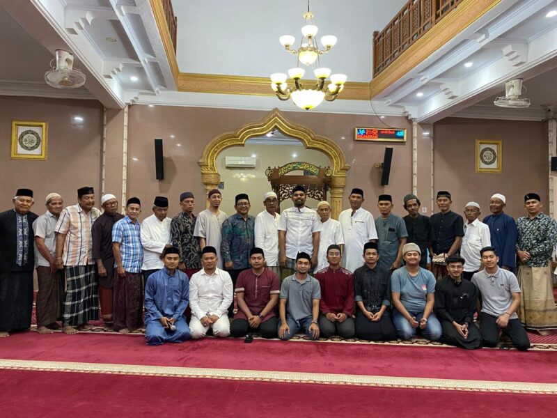 Foto bersama Keuchik Gampong Garot Teddy Helvan, SE bersama Pengurus BKM Masjid Babul Jannah (dok Ist)