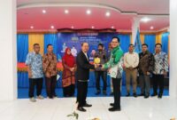 Rektor USM Dr. Teuku Abdurahman, SH, Sp.N., menyerahkan cenderamata kepada narasumber Dr. Hidayatullah. (dok Humas USM)