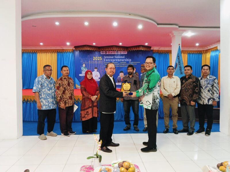 Rektor USM Dr. Teuku Abdurahman, SH, Sp.N., menyerahkan cenderamata kepada narasumber Dr. Hidayatullah. (dok Humas USM)