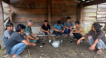 Komsos dengan Warga, Babinsa Posramil Dabun Gelang Rutin Pantau Wilayah Binaan