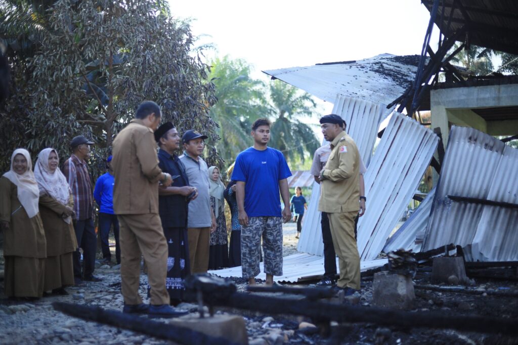 Wabup Nagan Raya Rasa Sayang Kunjungi kebakaran Dayah Darul Hidayat di Desa Karang Anyar, Kecamatan Darul Makmur, Kabupaten Nagan Raya, pada Senin, 23 Juni 2025.