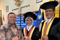Prof. Ali Agus (kanan) mendampingi istrinya, Prof. Chusnul Hanim (tengah) pada acara pengukuhan guru besar di UGM, Yogyakarta.