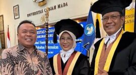 Prof. Ali Agus (kanan) mendampingi istrinya, Prof. Chusnul Hanim (tengah) pada acara pengukuhan guru besar di UGM, Yogyakarta.