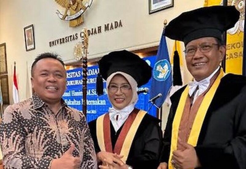 Prof. Ali Agus (kanan) mendampingi istrinya, Prof. Chusnul Hanim (tengah) pada acara pengukuhan guru besar di UGM, Yogyakarta.