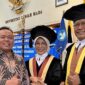 Prof. Ali Agus (kanan) mendampingi istrinya, Prof. Chusnul Hanim (tengah) pada acara pengukuhan guru besar di UGM, Yogyakarta.