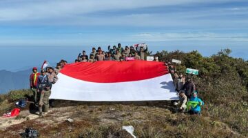 Tim Ekspedisi Gunung Leuser Kibarkan Merah Putih di Puncak Aceh, Simbol Cinta Alam dan Nasionalisme Polri di Hari Bhayangkara ke-79