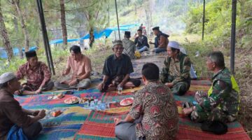 Babinsa Jalin Komunikasi Sosial dengan Tokoh Agama dan Tokoh Masyarakat di Desa Badak
