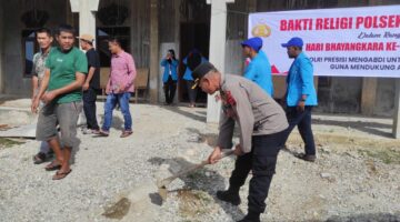 Kapolsek Putri Betung Pimpin Gotong Royong Bersihkan Masjid Al Muttaqin Bersama Mahasiswa KKN dan Masyarakat