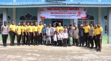 Dalam Rangka Hari Bhayangkara ke-79, Kapolres Gayo Lues AKBP Hyrowo, S.I.K. Pimpin Gotong Royong Bersihkan Dua Masjid Bersama Warga