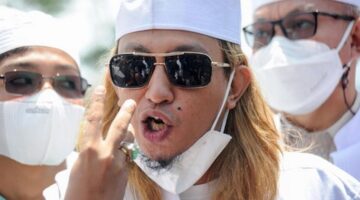 Bela Kehormatan Adik dari Dugaan Pencabulan, Zein bin Smith Dikeroyok hingga Alami Luka Tusuk