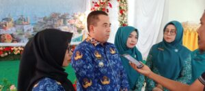 Said Mudhar.M.Pd.MM yang didampingi Ketua TP-PKK Seunagan Timur Ny.Sri Wahyunita, Said Mudhar.