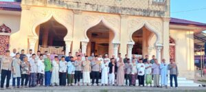 Usai Curhat Shubuh Kapolres Nagan Raya Gekar Photo Bersama Jamaah Shalat Shubuh.