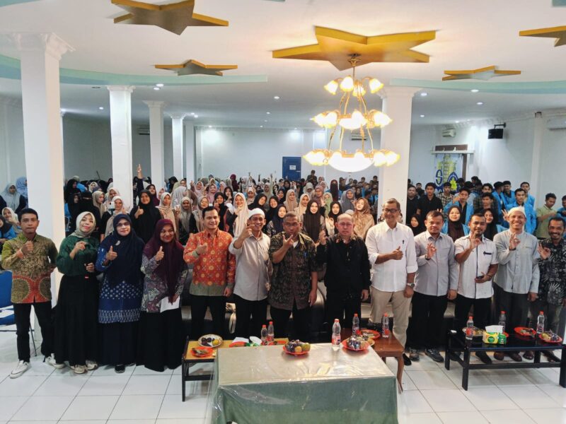 Foto bersama: Peserta Pembekalan KKN dan Unsur Pimpinan Universitas Serambi Mekkah (dok Humas USM)