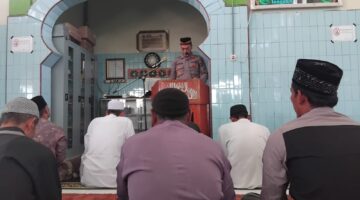 Kapolsek Bukit Jadi Khatib Shalat Jum’at, Sampaikan Pesan Kamtibmas dan Kebersamaan di Masjid Al-Muhajirin