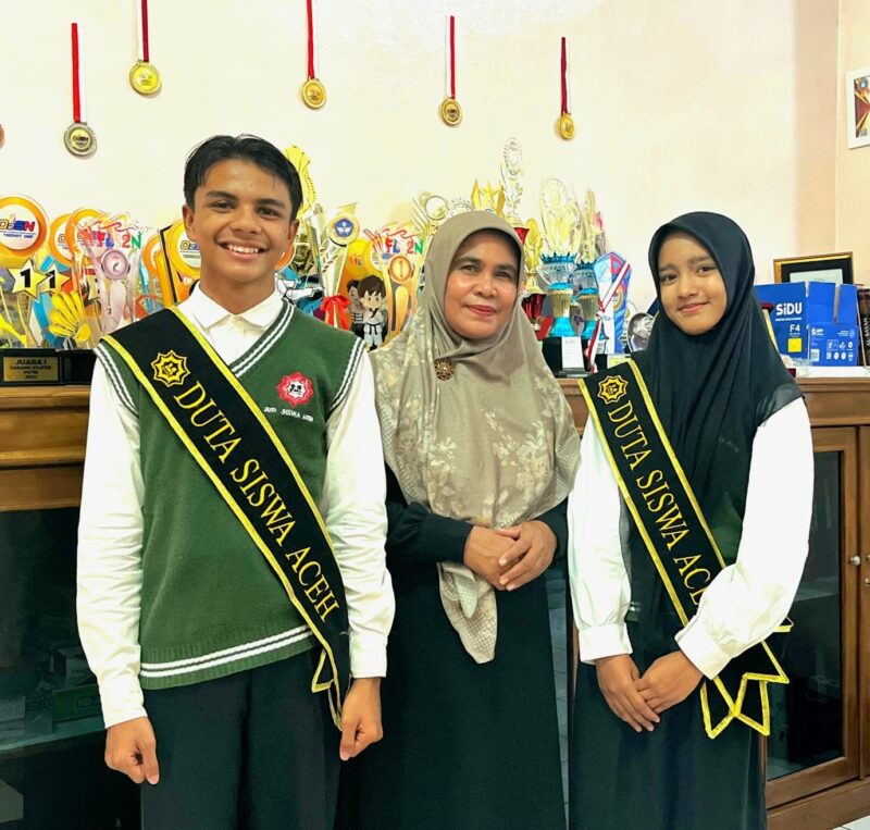 Kayla Alifatuzzahra dan Abiy Haidar Farras disambut oleh kepala SMP Negeri 1 Darul Imarah Afilinda, S.Pd, M.Pd. (dok Ist)