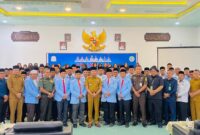 Wakil Bupati Aceh Timur Teuku Zainal Abidin foto bersama dengan Ketua Umum DPW BKPRMI Aceh Dr Mulia Rahman MA dan Ketua Umum DPD BKPRMI H.Muhammad Ishak MA Aceh Timur usai pelantikan pengurus DPD BK PMI Aceh Timur periode 2025-2029 di aula pendopo bupati Aceh Timur selasa 29/7.