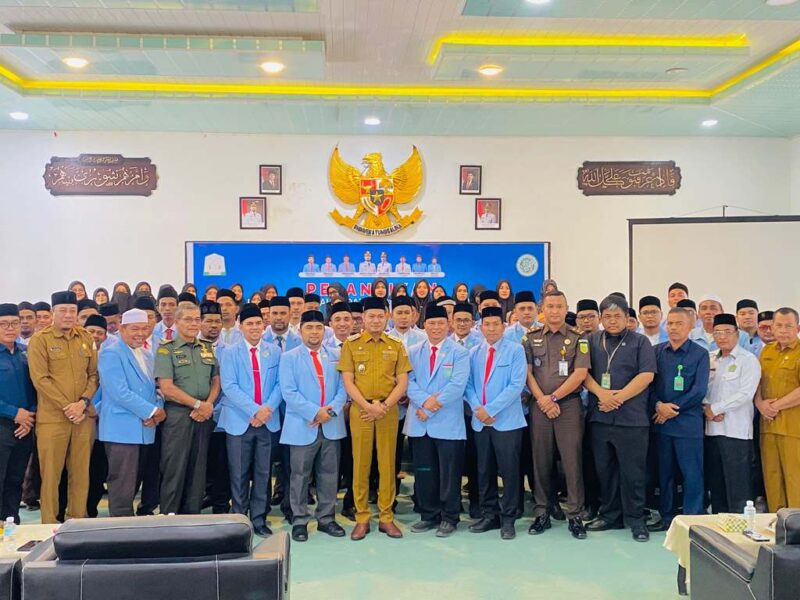 Wakil Bupati Aceh Timur Teuku Zainal Abidin foto bersama dengan Ketua Umum DPW BKPRMI Aceh Dr Mulia Rahman MA dan Ketua Umum DPD BKPRMI H.Muhammad Ishak MA Aceh Timur usai pelantikan pengurus DPD BK PMI Aceh Timur periode 2025-2029 di aula pendopo bupati Aceh Timur selasa 29/7.