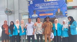 Foto bersama Pimpinan USM dan Keuchik Gampong Gurah serta Mahasiswa peserta PKM (dok Humas USM),