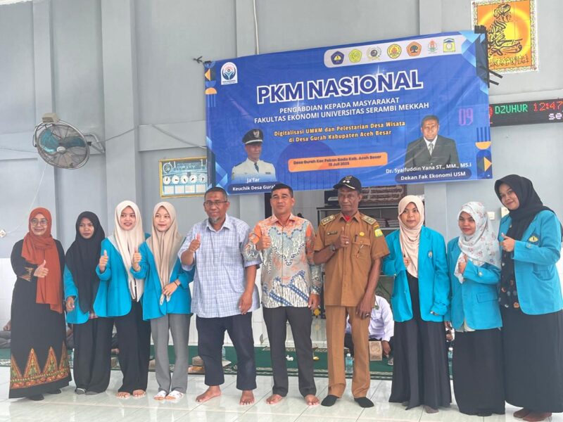 Foto bersama Pimpinan USM dan Keuchik Gampong Gurah serta Mahasiswa peserta PKM (dok Humas USM),