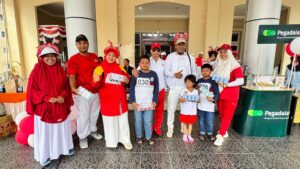 Ketua RAPI Nagan Raya Agussalim.RZ.S.Sos Menyerahkan Hadiah Untuk Para Anggot Senam