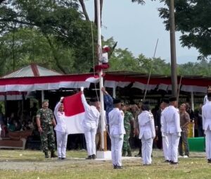 Bupati Nagan Raya Provinsi Aceh, Dr. TR. Keumangan, S.H., M.H., menyampaikan apresiasi atas keberanian seorang siswa kelas VI SD Negeri Seumot, Julian Saputra