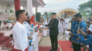 Said Mudhar Camat Seunagan Timur Kabupaten Nagan Raya Provinsi Aceh Memberikan Tropi Hasil Kegiatan Perlombaan Gerak Jalan indah.